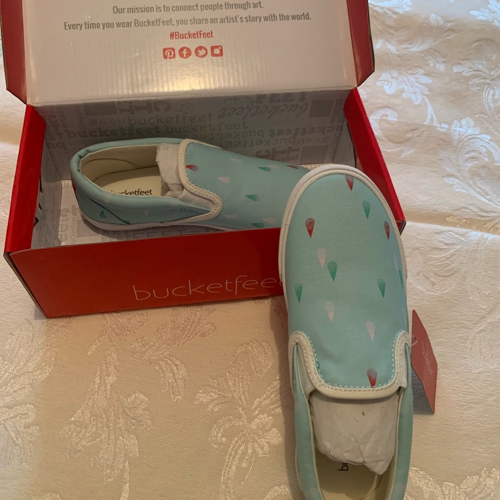 Low top canvas slip on boys shoes